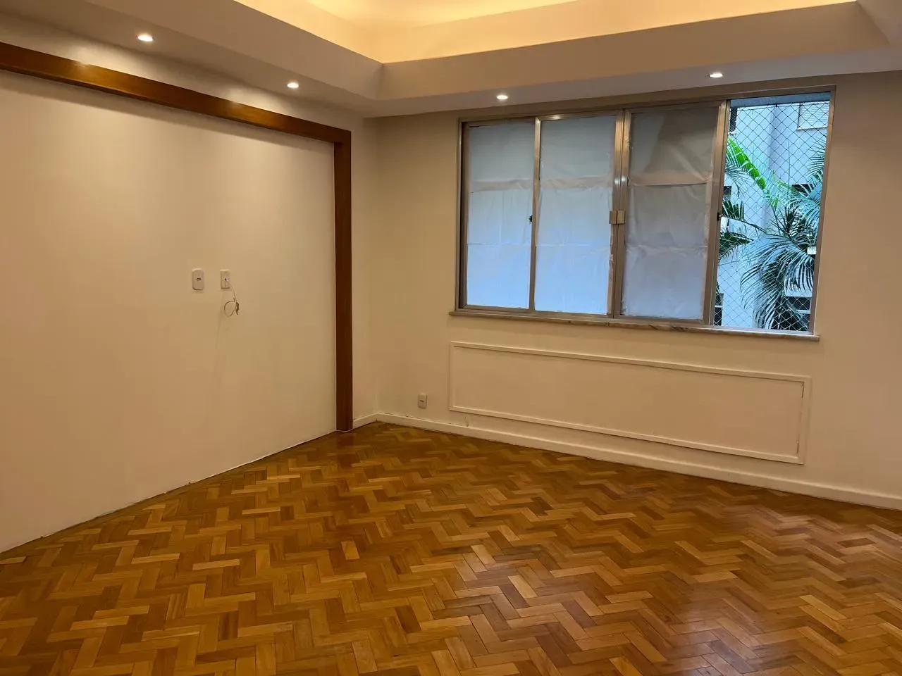 Wood or laminate floors in a 3-bedroom apartment, 122 m²
