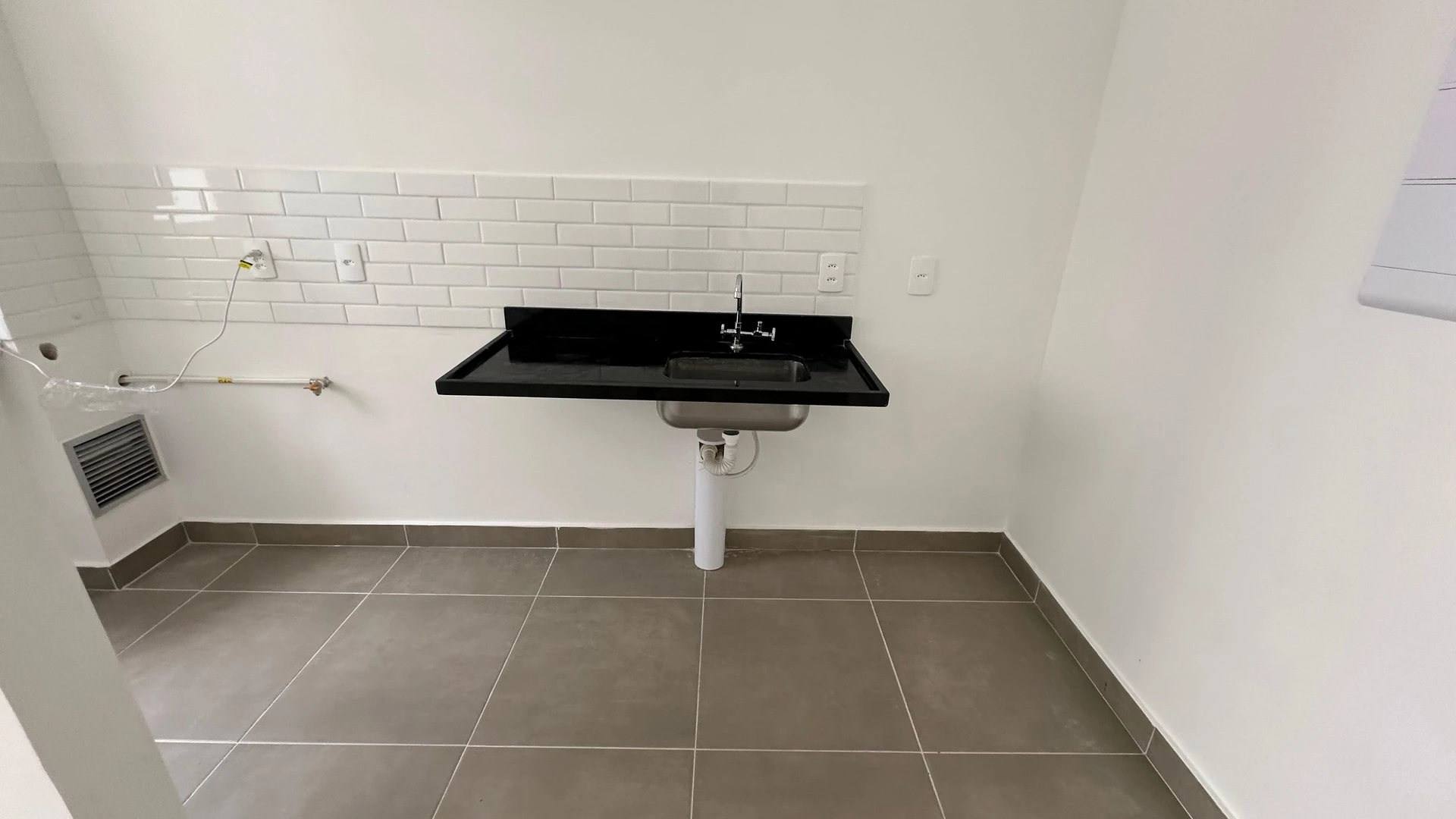 2-bedroom apartment with separate kitchen and pets allowed — photo 7