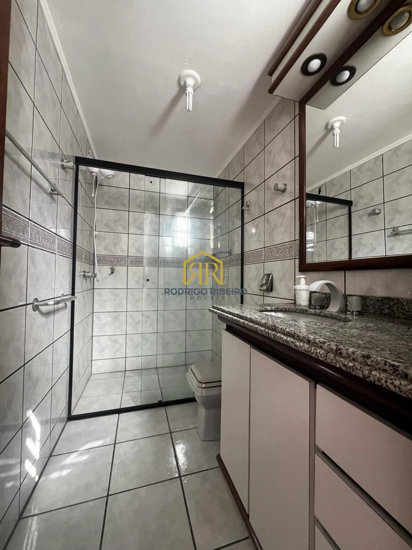House with 7 bedrooms and 405 m² in a gated community — photo 24