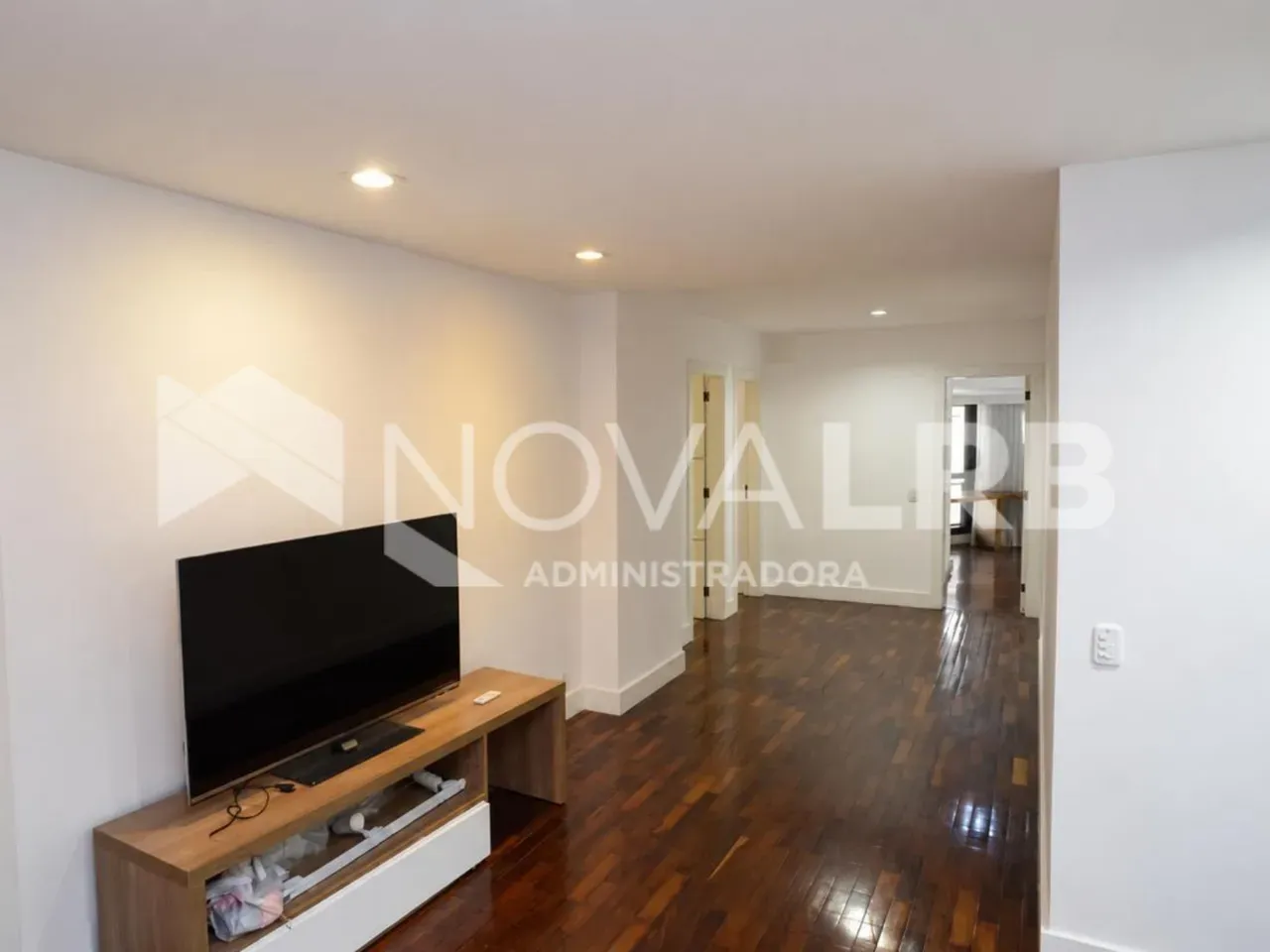 4-bedroom apartment with enclosed glass balcony — photo 16