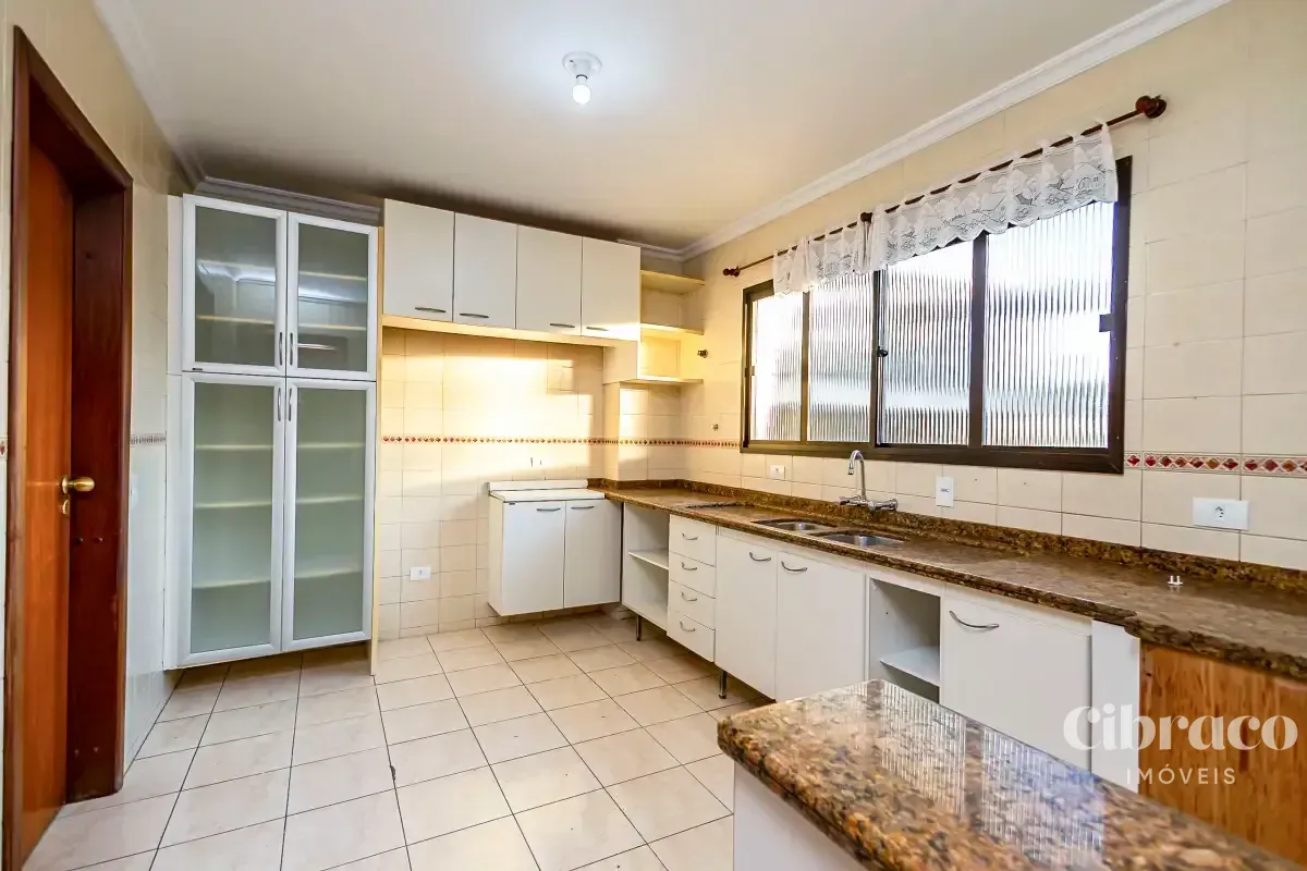 250 m² apartment with 3 bedrooms and a balcony — photo 14