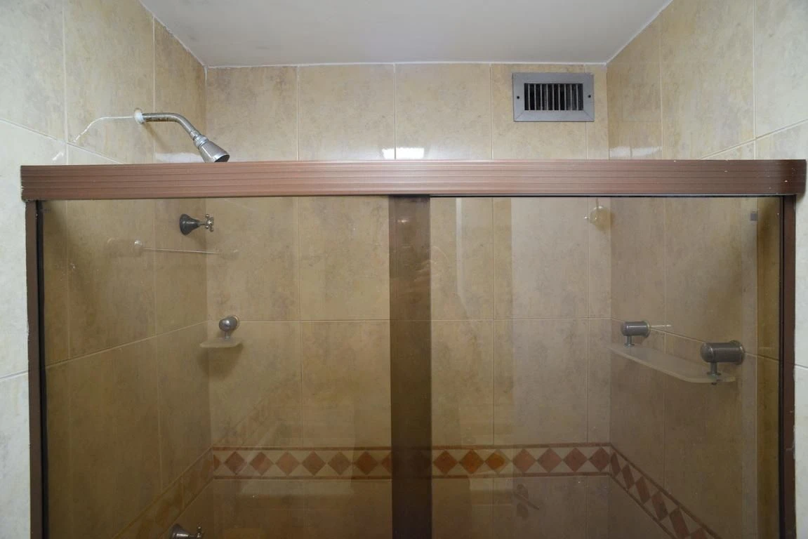 Rental apartment with 2 bedrooms and a glass balcony — photo 30