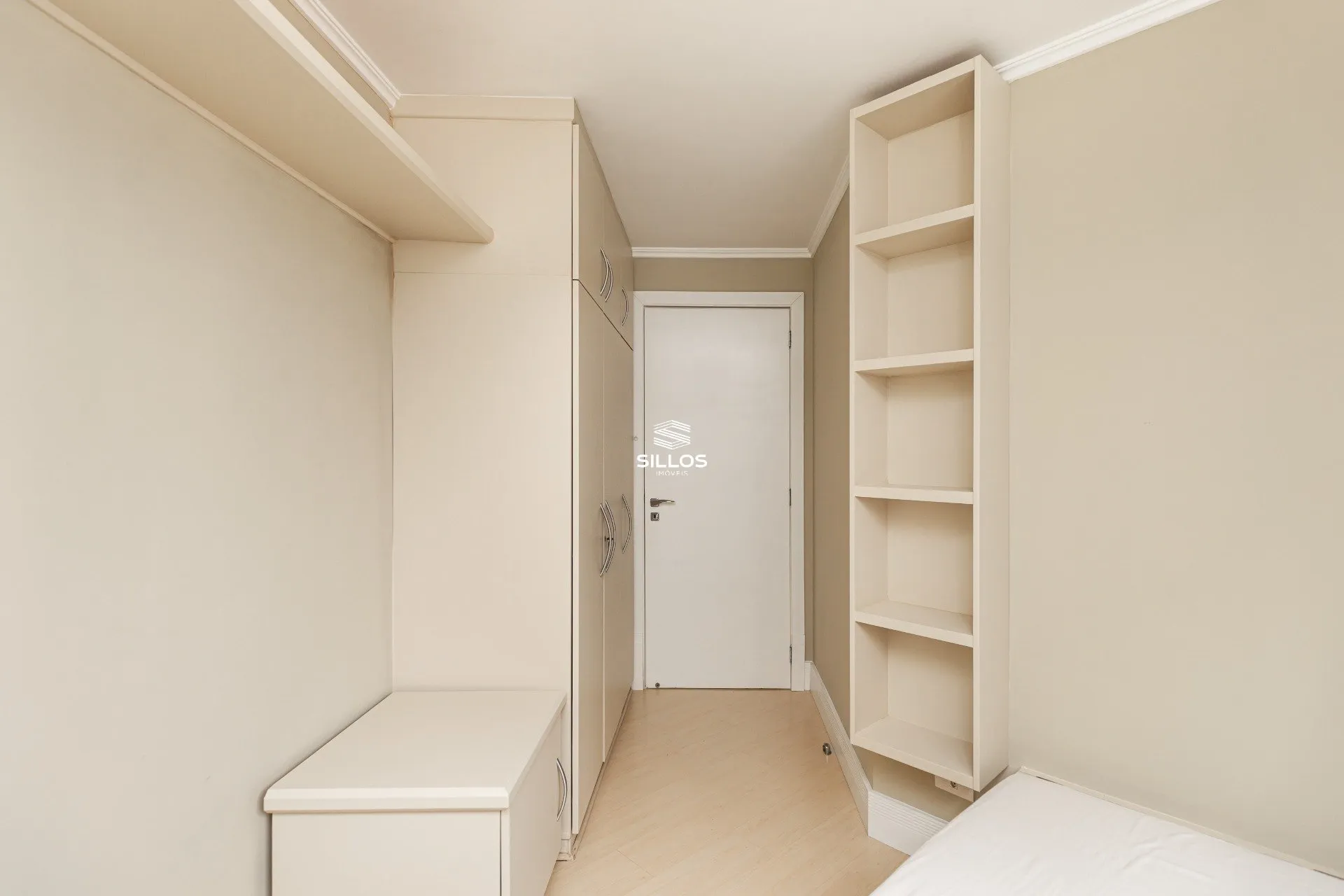 121 m² apartment with a glass-enclosed balcony and a bathtub — photo 23