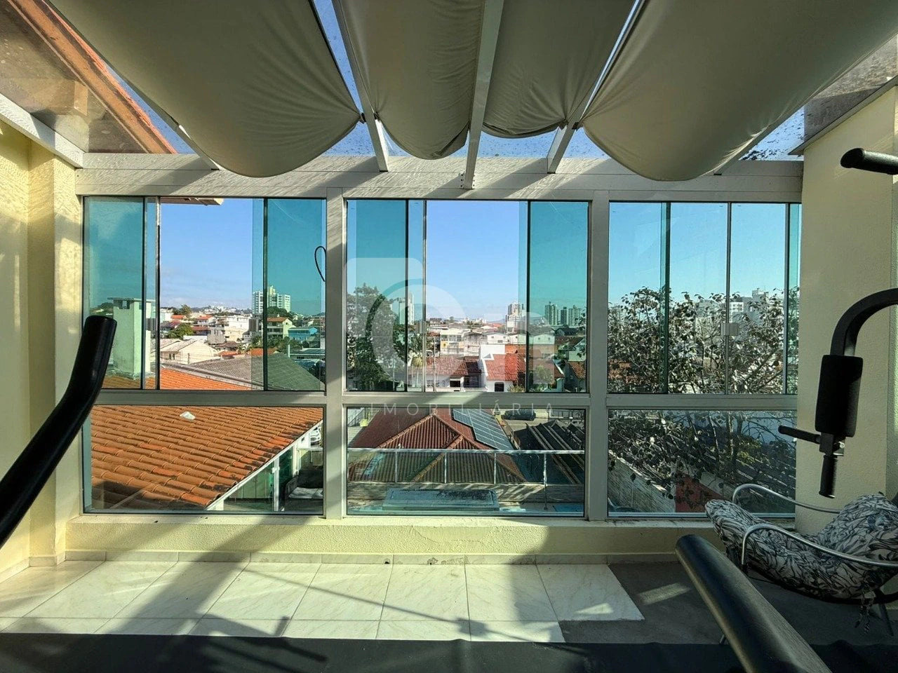Floor-to-ceiling windows in a 5-bedroom house, 300 m² — photo 22