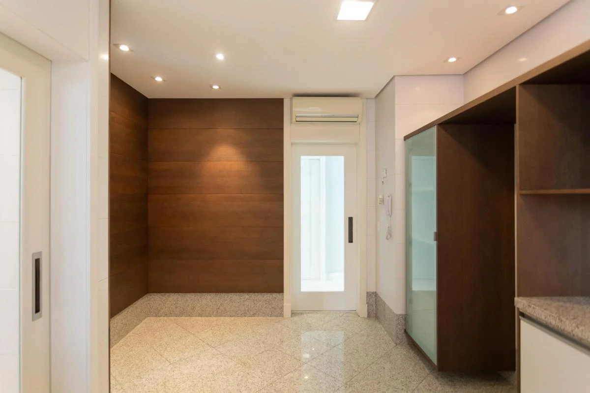 Glass-enclosed balcony in a 3-bedroom apartment, 297 m² — photo 33