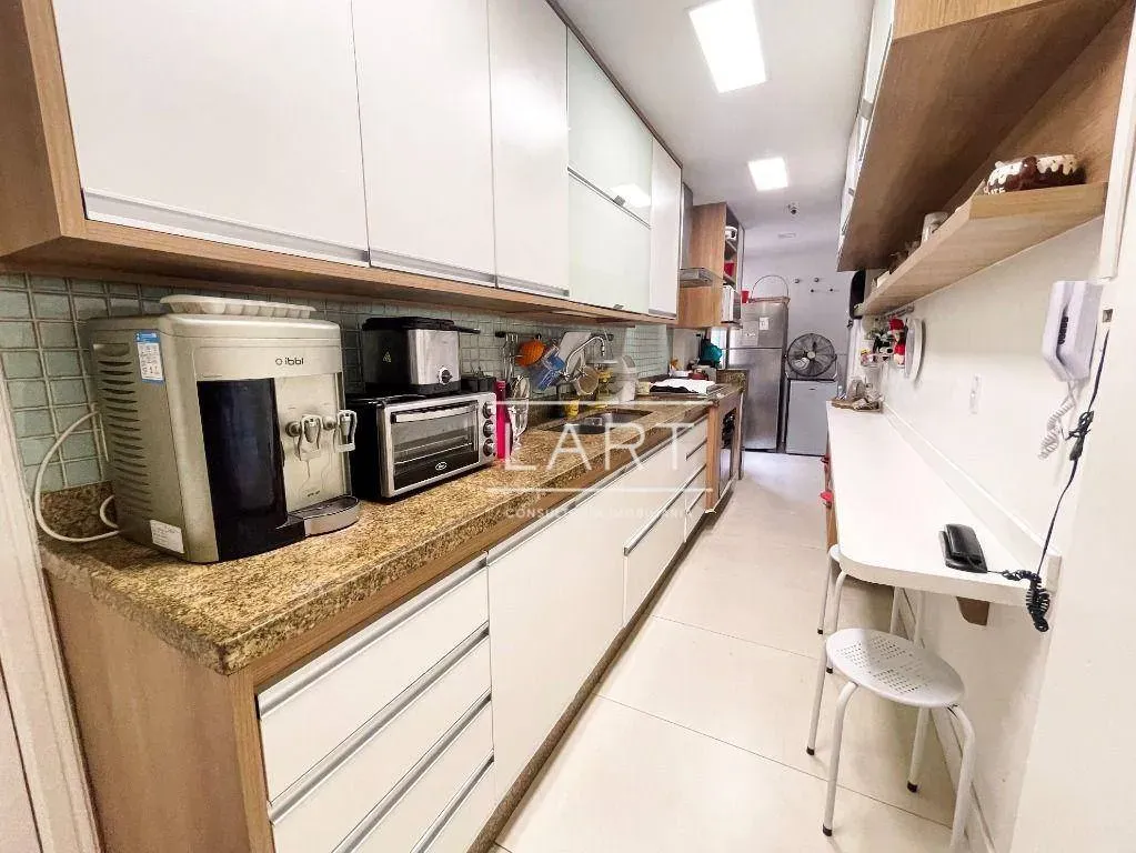 4-bedroom penthouse-style home with 324 m² kitchen — photo 22