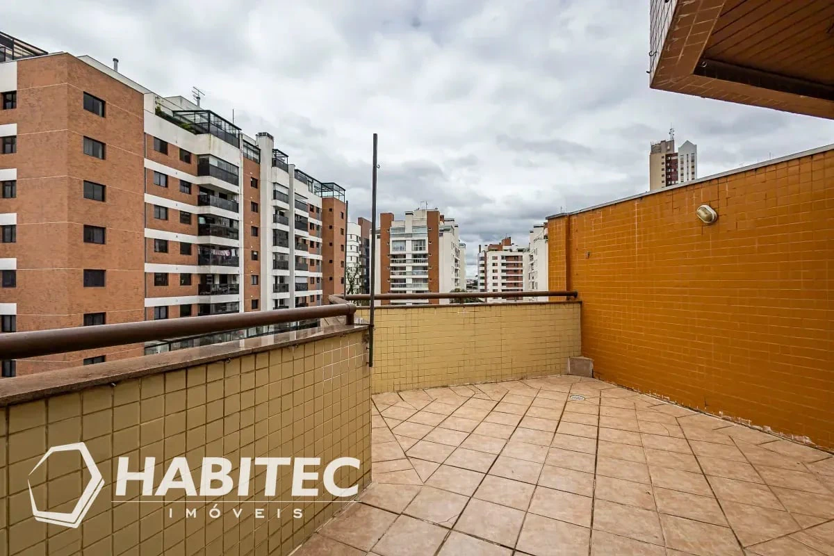 Wood or laminate floors in a 3-bedroom apartment, 102 m² — photo 11
