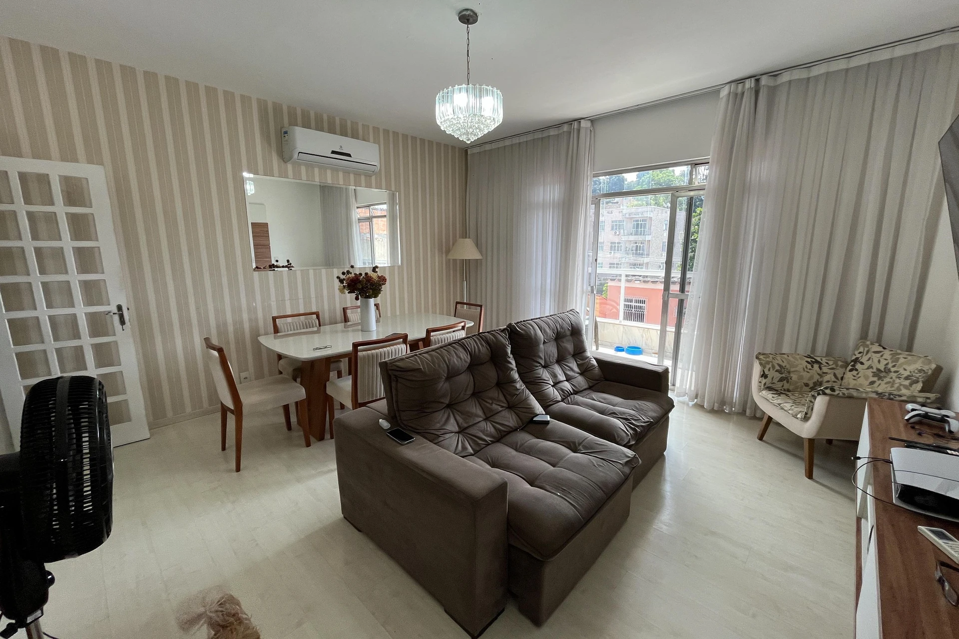Glass-enclosed balcony in a 3-bedroom apartment, 131 m² — photo 10