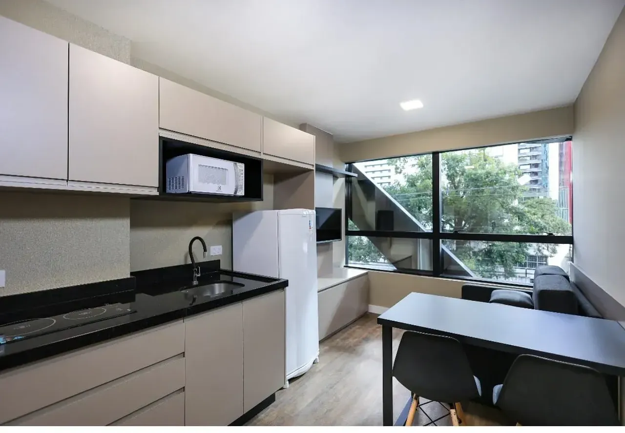 Furnished 1-bedroom apartment with open-plan kitchen — photo 4