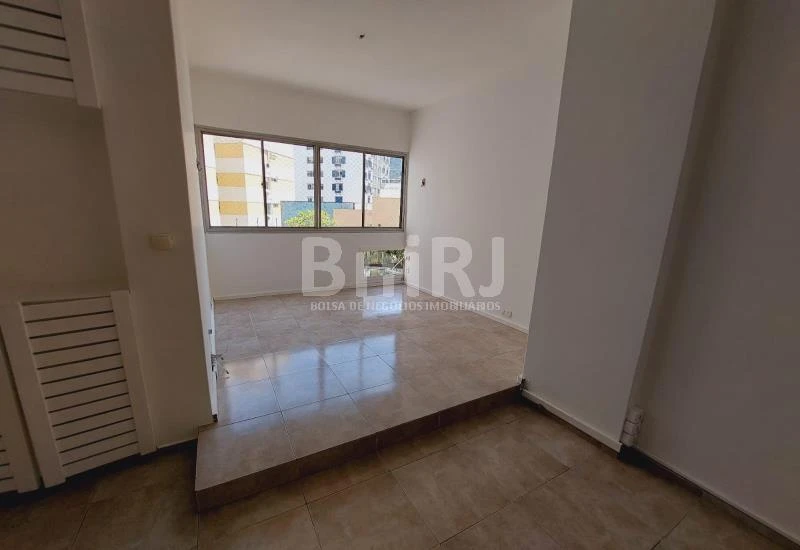 Apartamento de 2 quartos com suíte e cozinha fechada