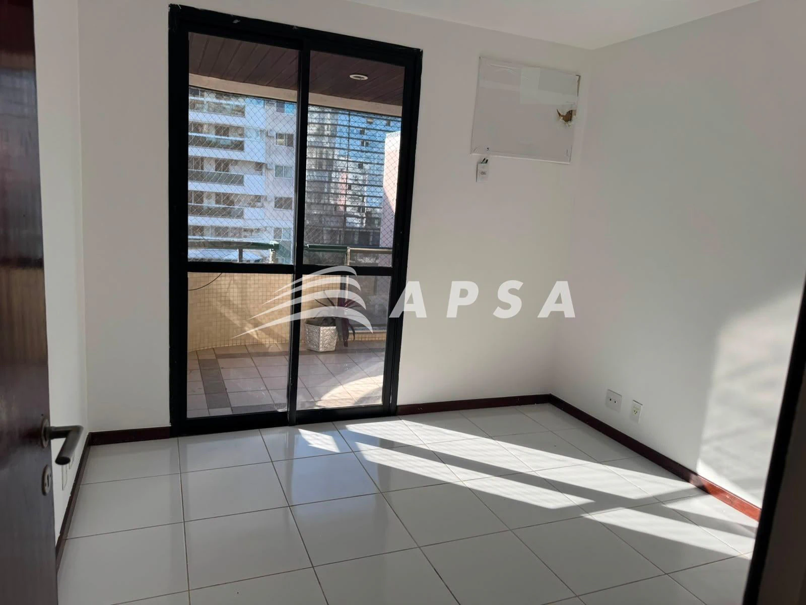 141 m² apartment with 4 bedrooms and enclosed balcony — photo 4