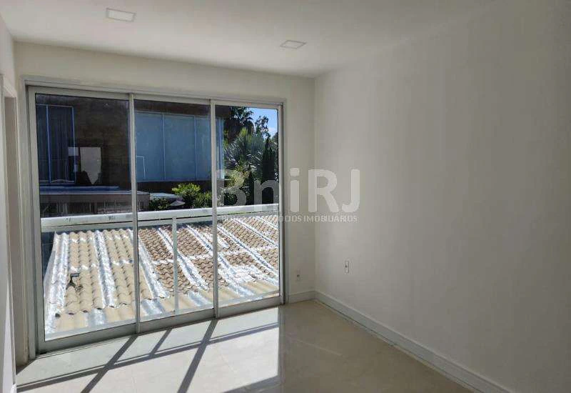 House with 6 bedrooms and 500 m² with 2 parking spaces — photo 24