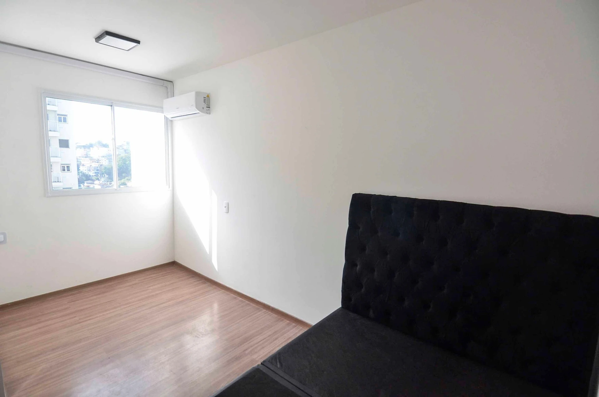 Apartamento de 2 quartos com varanda fechada de vidro — photo 22