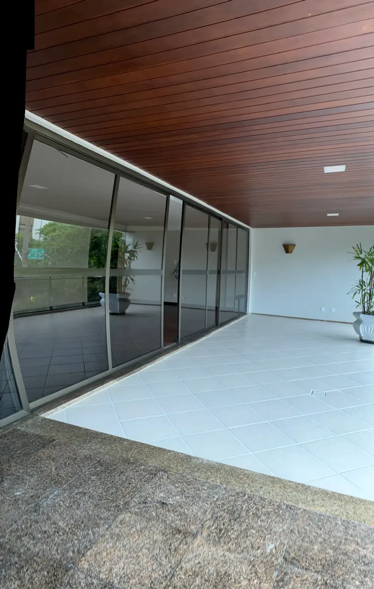 Unfurnished apartment with 3 bedrooms and a balcony — photo 18
