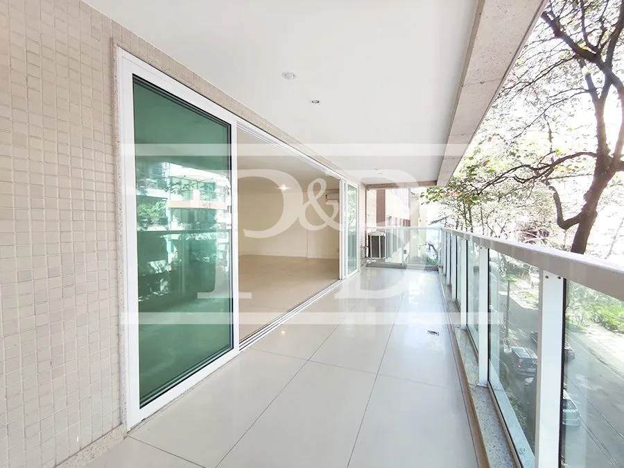 4-bedroom apartment with balcony, 300 m² — photo 11