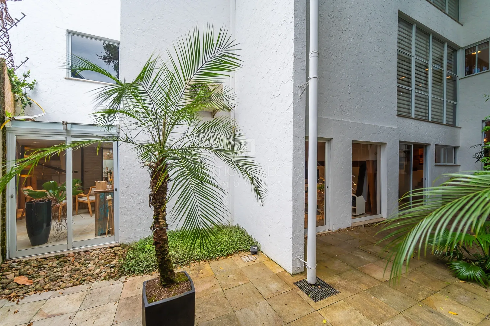Floor-to-ceiling windows in a 6-bedroom house, 763 m² — photo 64