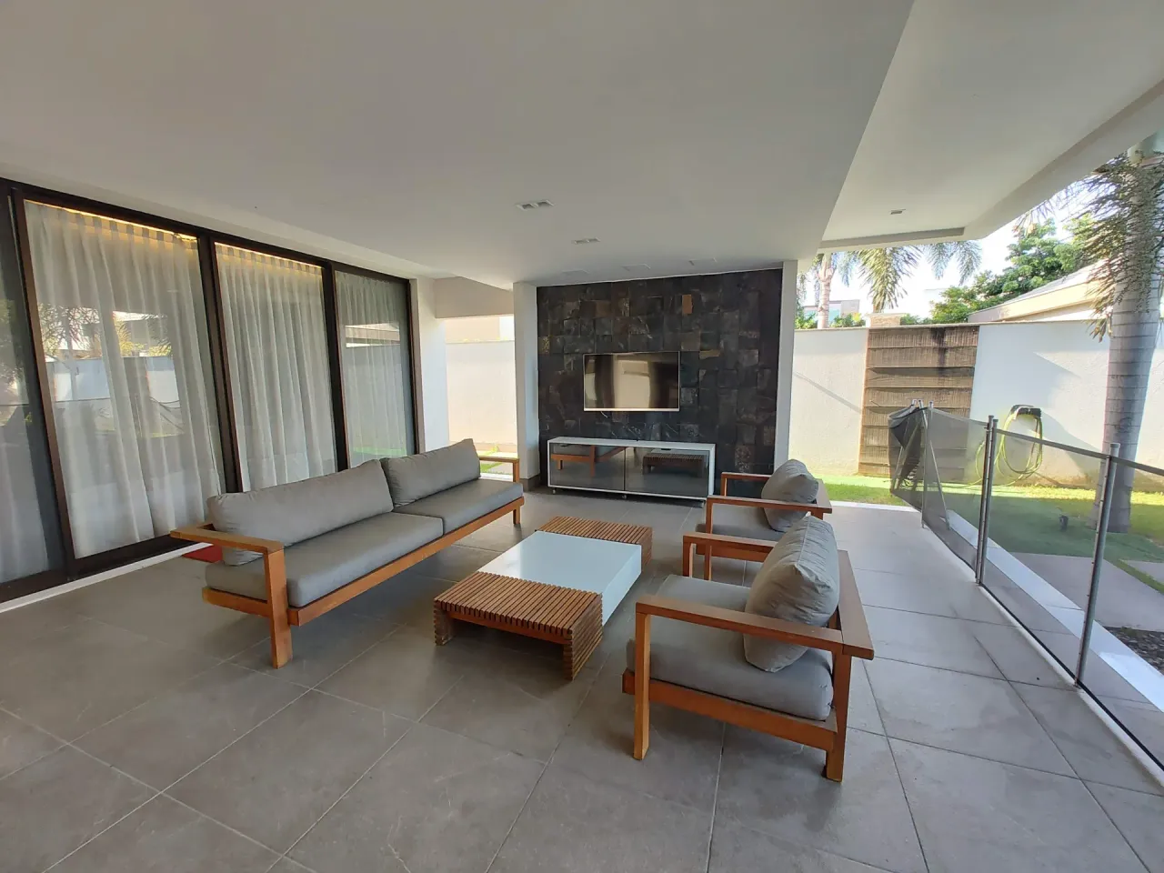 Casa mobiliada com 4 suítes e 2 vagas — photo 2