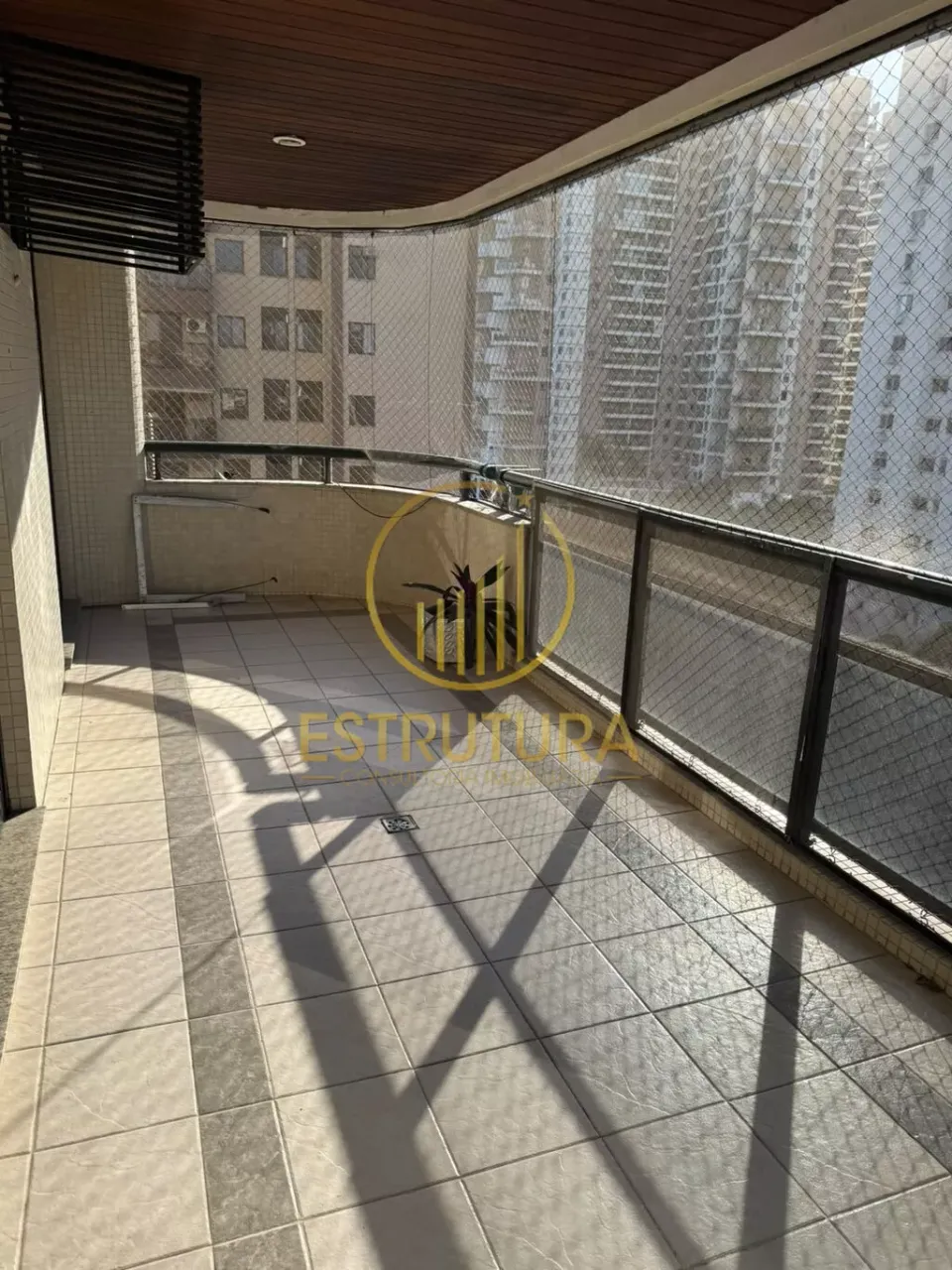 4-bedroom apartment with enclosed glass balcony — photo 7