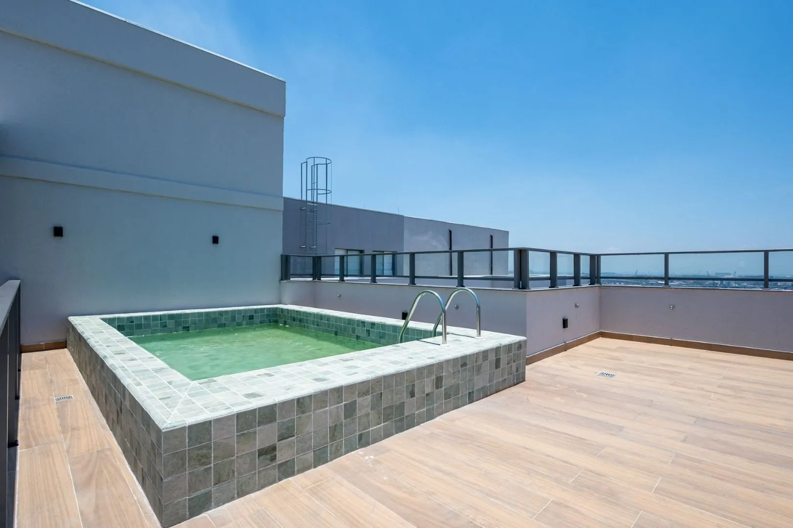 Furnished 30 m² apartment with glass balcony — photo 4