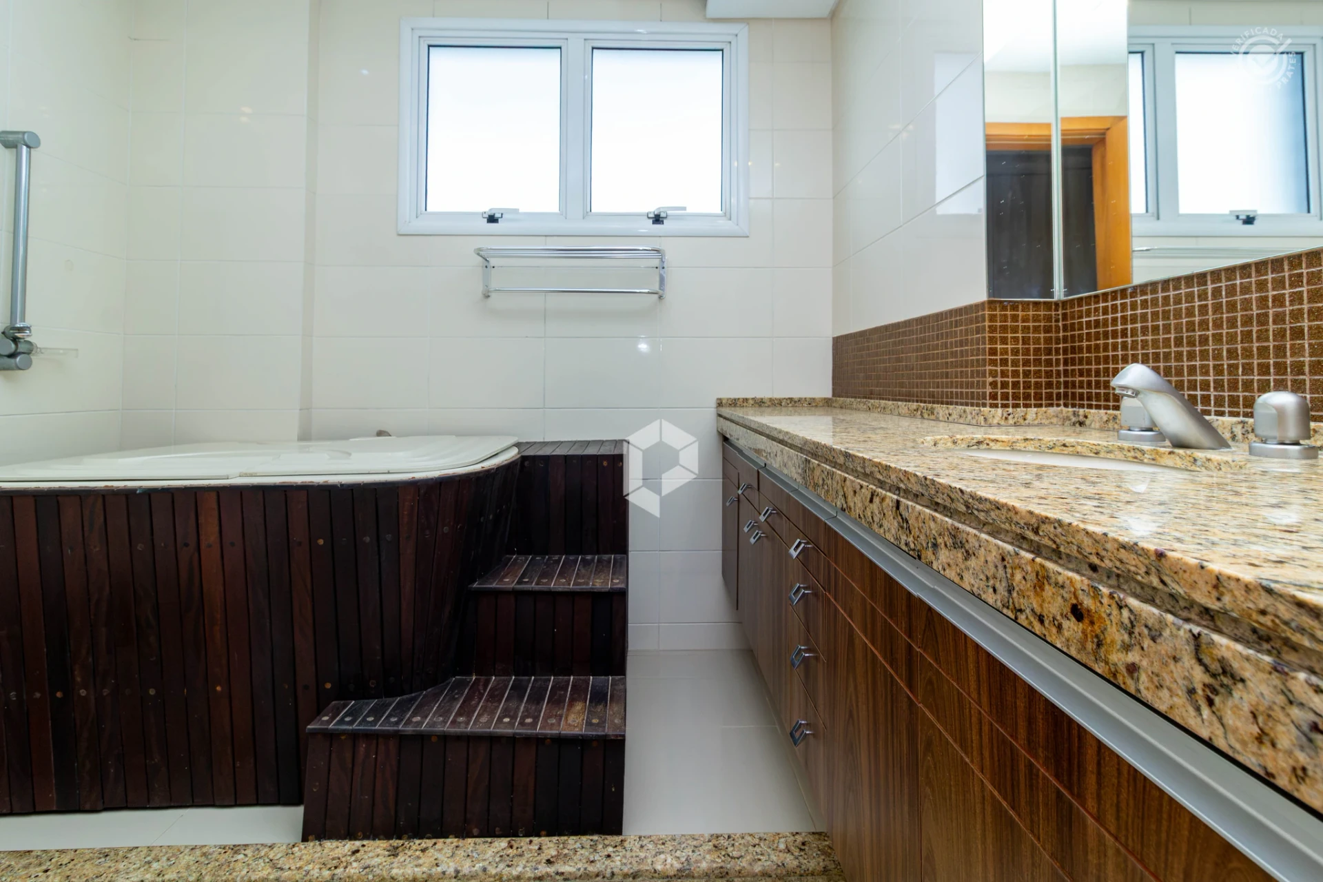 Bathtub in a 3-bedroom apartment, 180 m² — photo 14