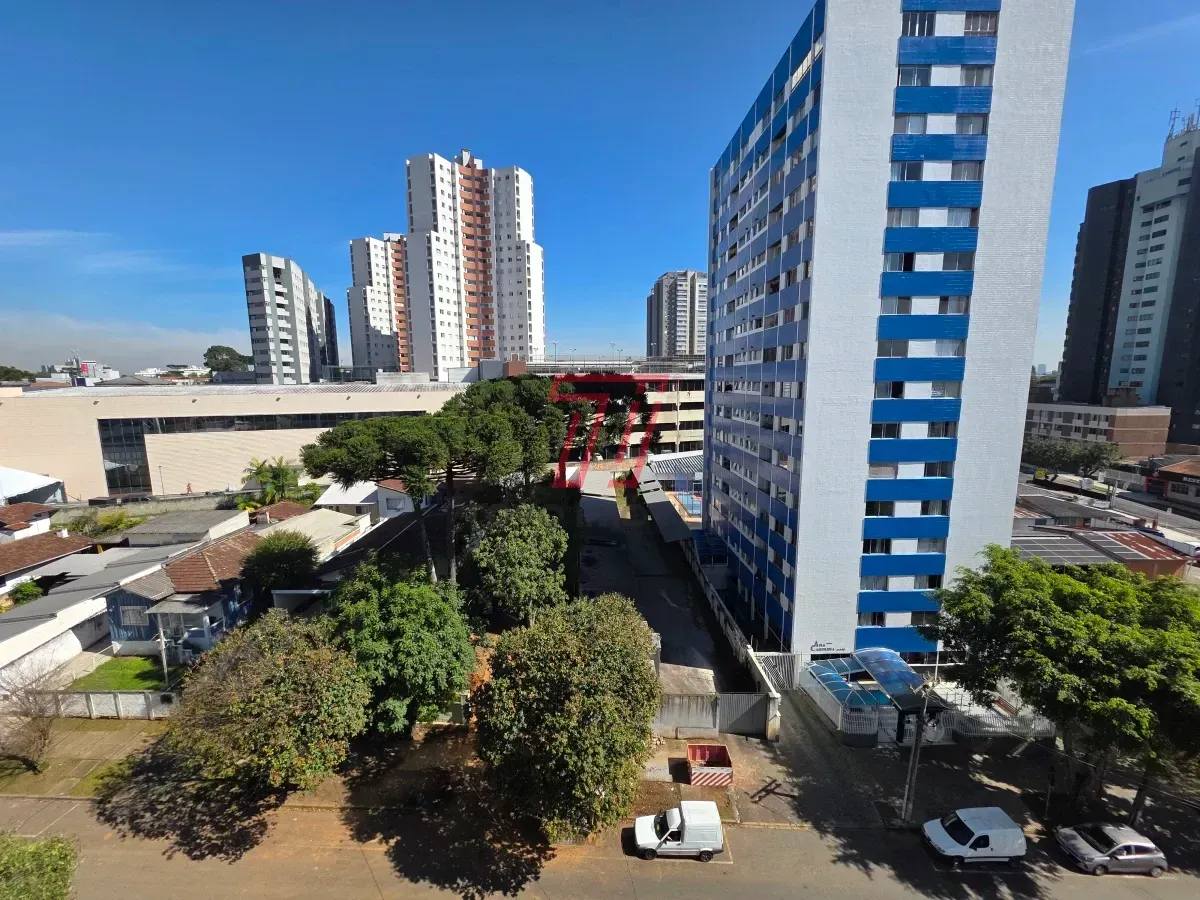 Apartamento de 3 quartos com piso de madeira na sala — photo 7