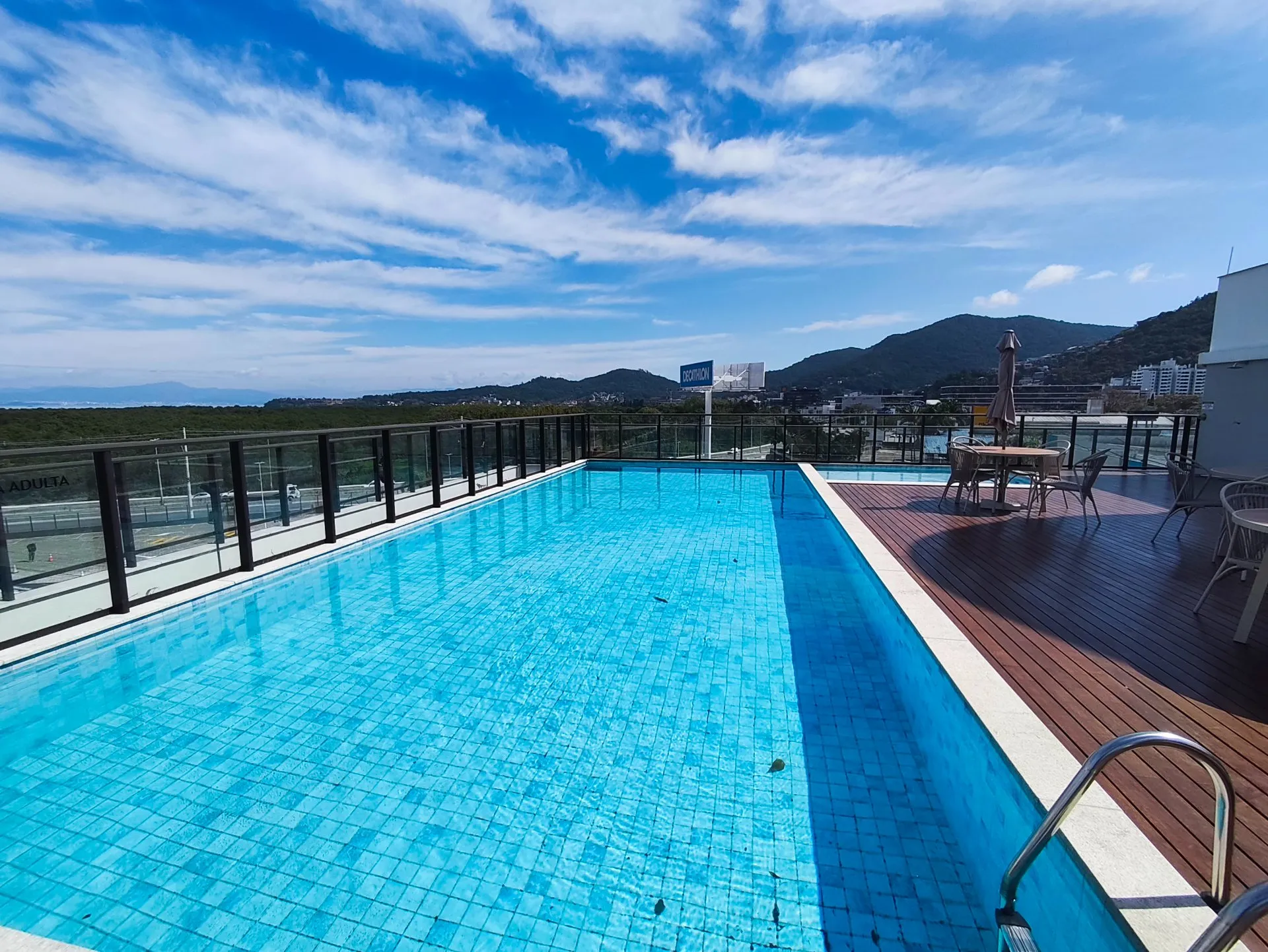 One-bedroom apartment in a building with a heated pool — photo 32