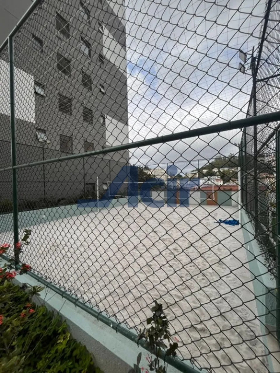 Estúdio com armários planejados e box de vidro — photo 18