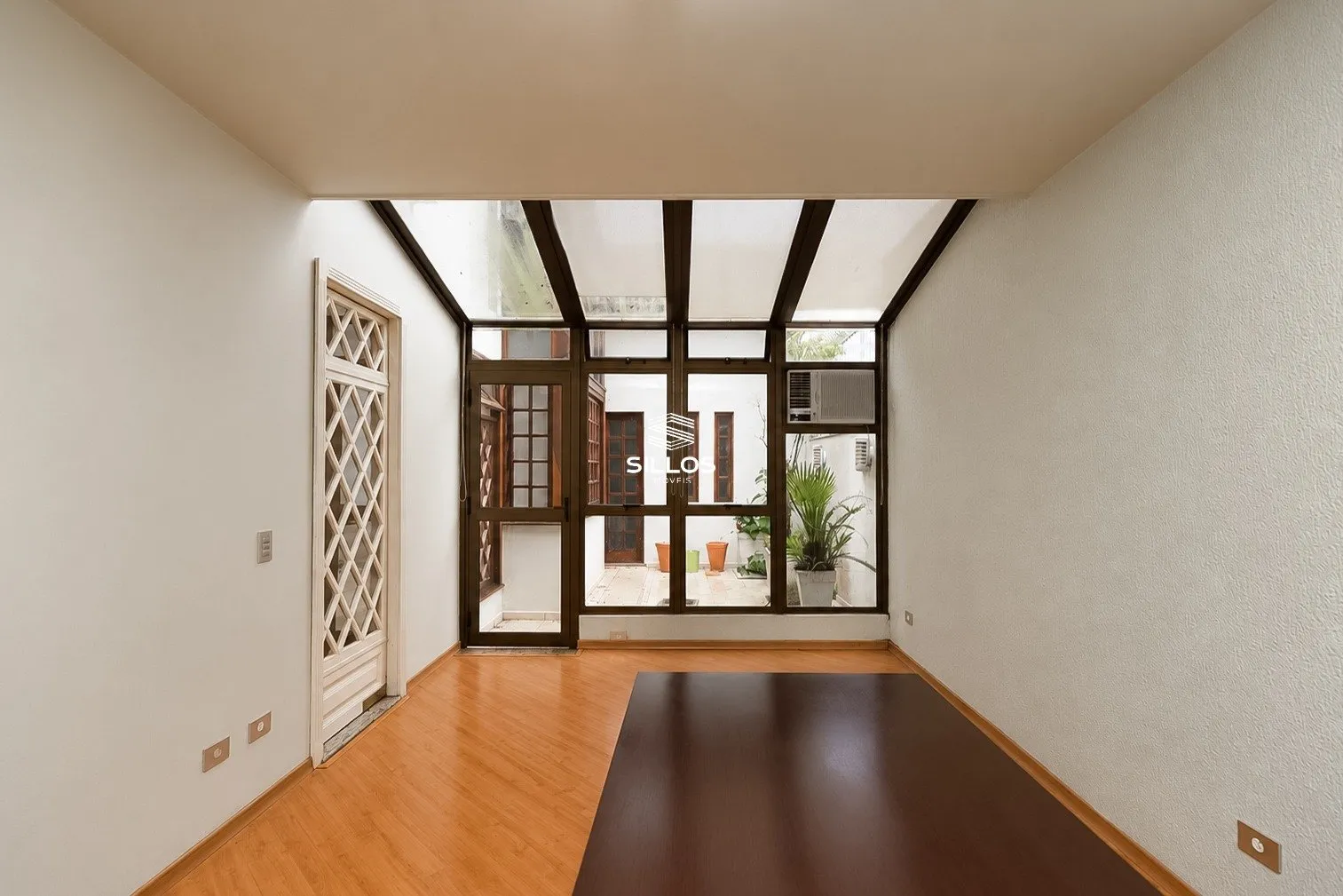 4-bedroom house with a fireplace — photo 34