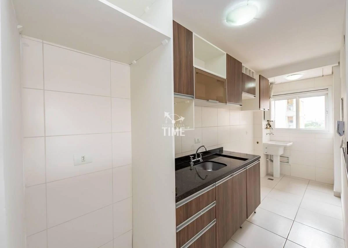 Wood or laminate floors in a 3-bedroom apartment, 69 m² — photo 8