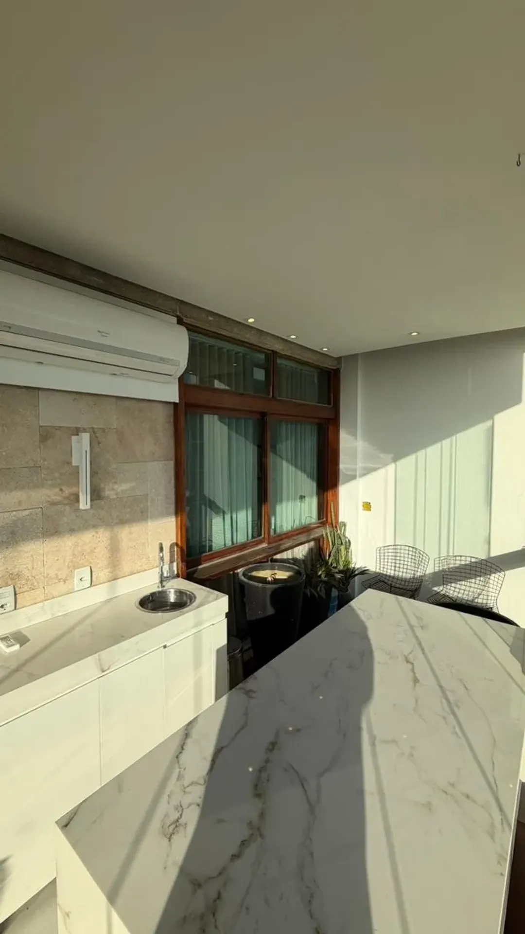 Furnished apartment, 250 m², with floor-to-ceiling windows — photo 13