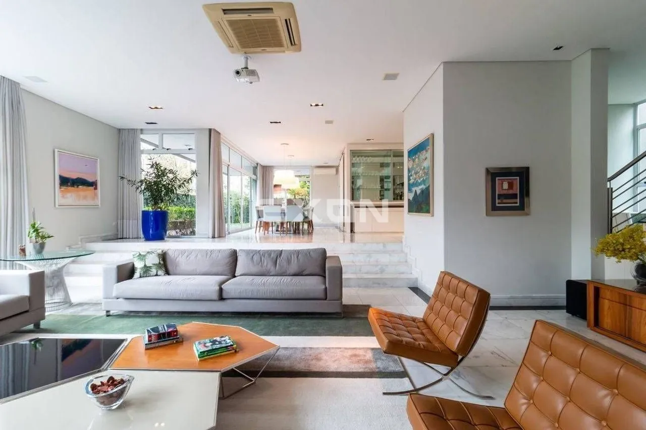 House with 5 bedrooms and 829 m² plus 4 parking spots — photo 2