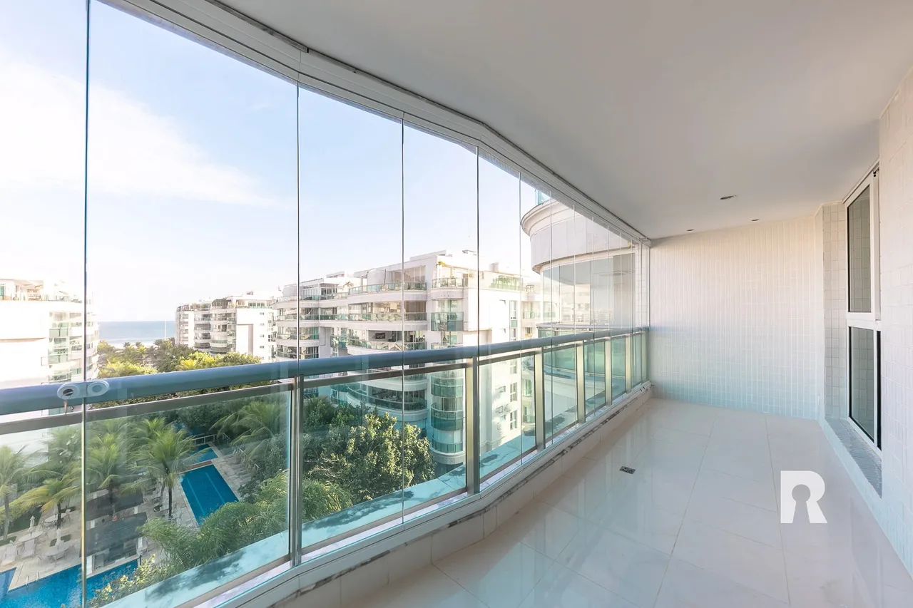 4-bedroom, 5-bath apartment with a balcony — photo 17