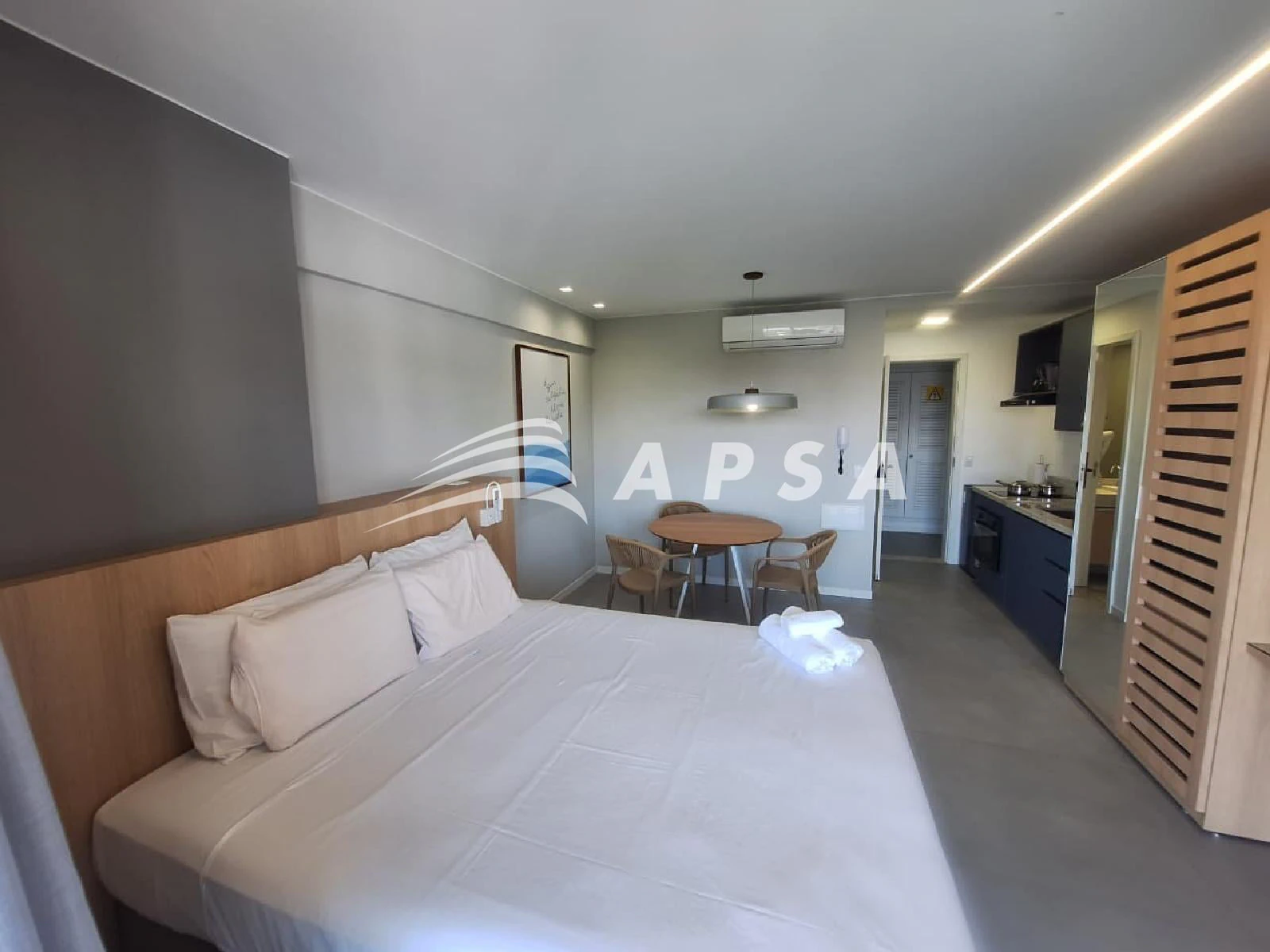 One-bedroom apartment in a building with a coworking space — photo 17