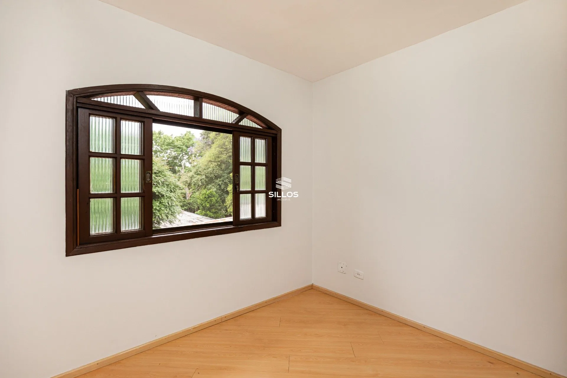 Casa de 3 quartos com piso de madeira ou laminado — photo 2