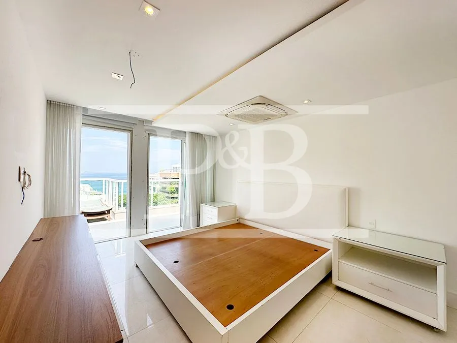 4-bedroom apartment with an enclosed glass balcony — photo 2