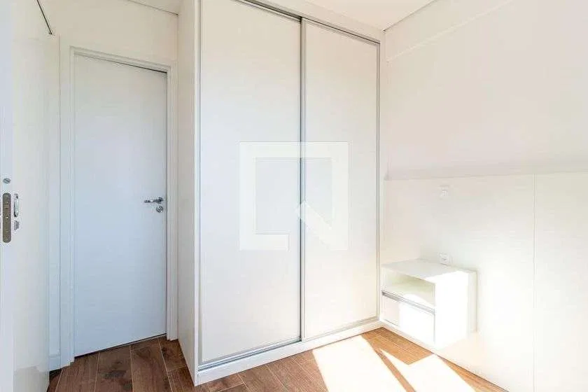 Unfurnished 1-bedroom apartment with a compact kitchen — photo 11