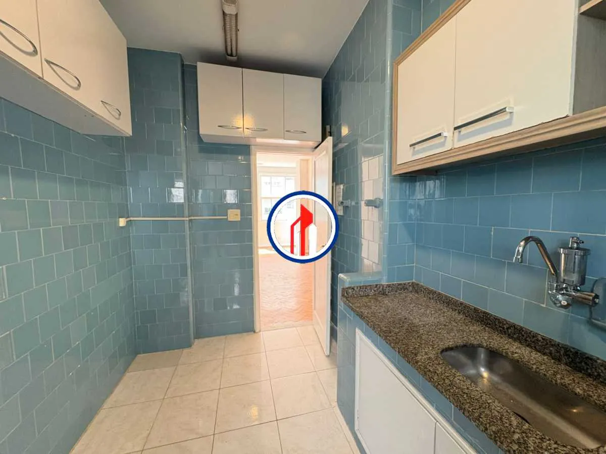 Wood or laminate floors in a 2-bedroom apartment, 72 m² — photo 15