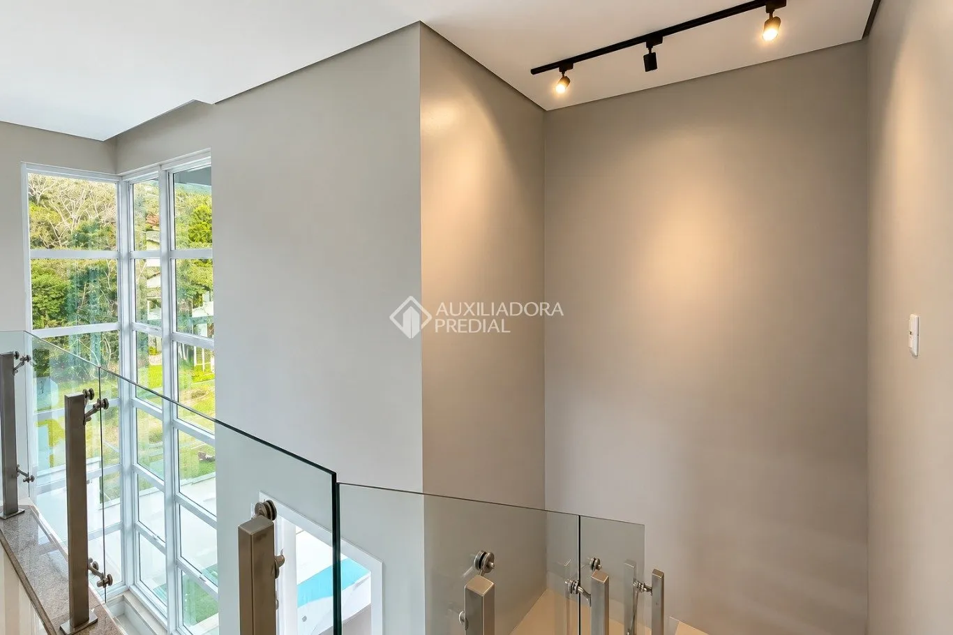 Bathtub in a 4-bedroom house, 280 m² — photo 36