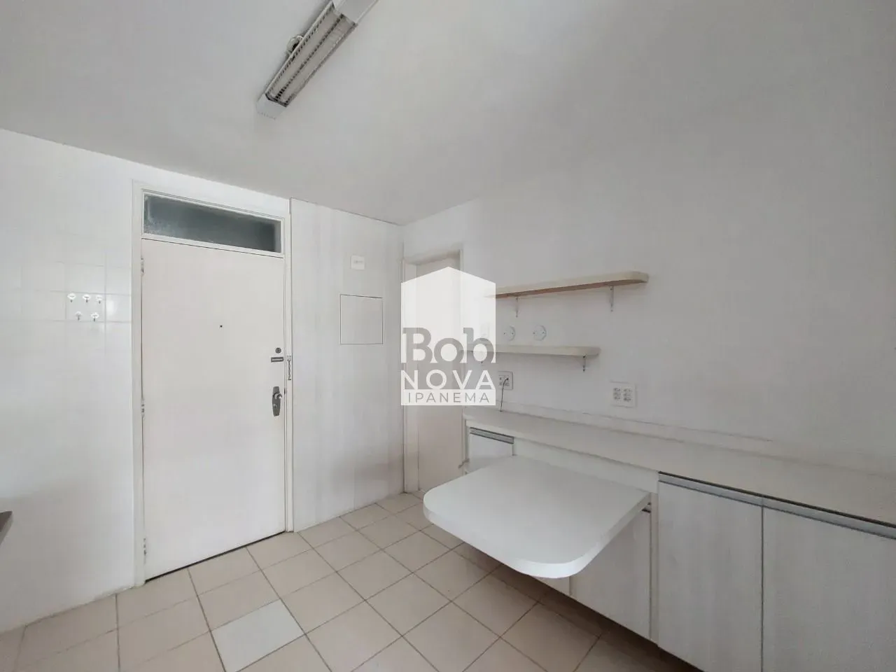 Unfurnished 161 m² apartment with a closed kitchen — photo 41