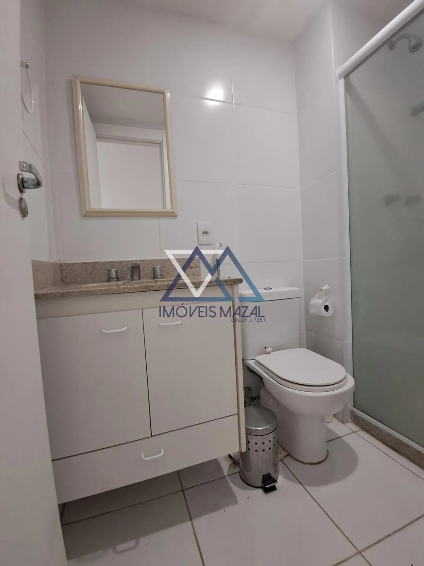Квартира 70 м² с застеклённым балконом и камином — photo 17