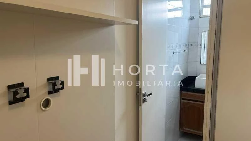 Wood or laminate floors in a 3-bedroom apartment, 127 m² — photo 11
