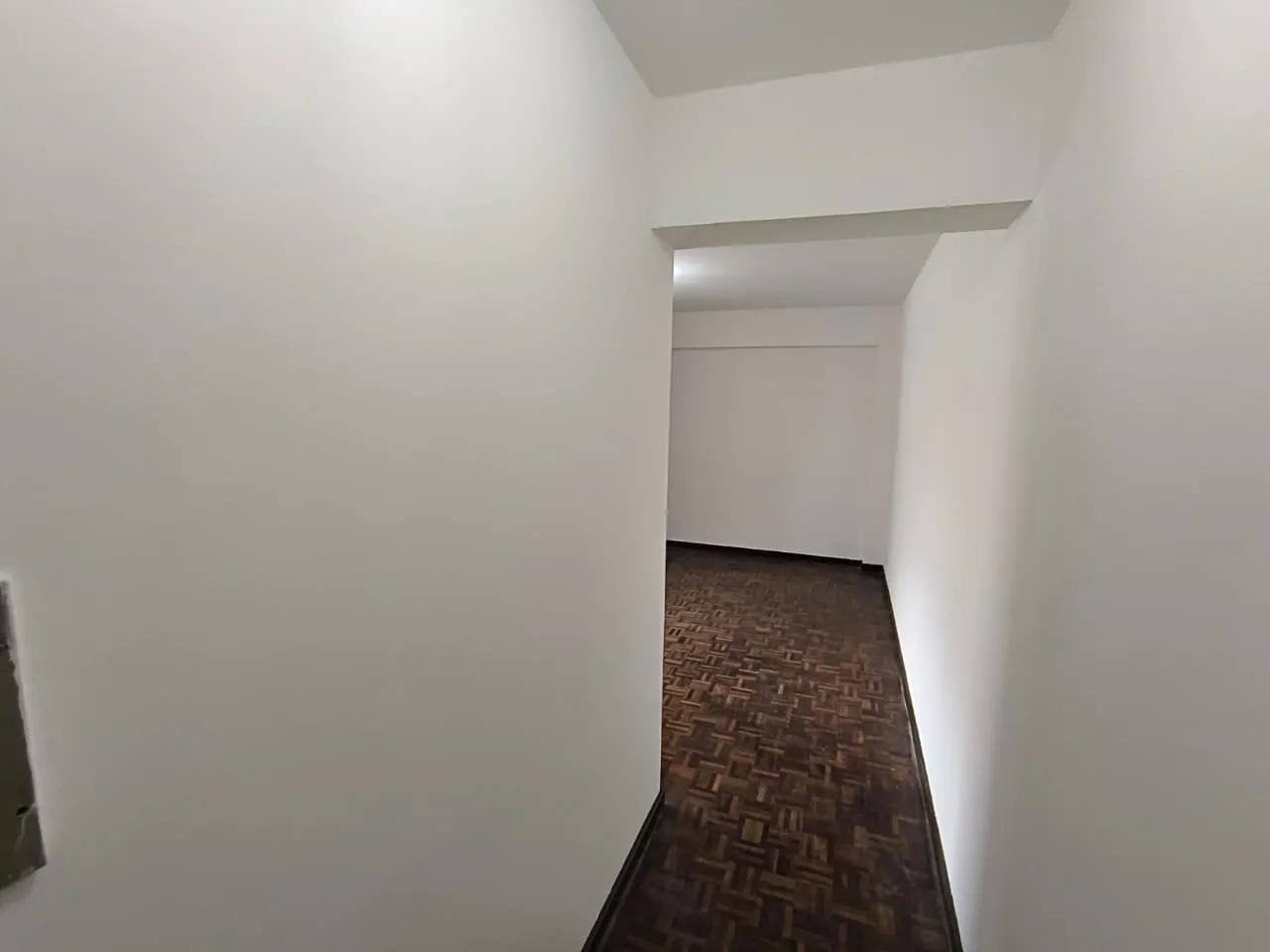Estúdio sem mobília de 25 m² com piso de madeira — photo 9