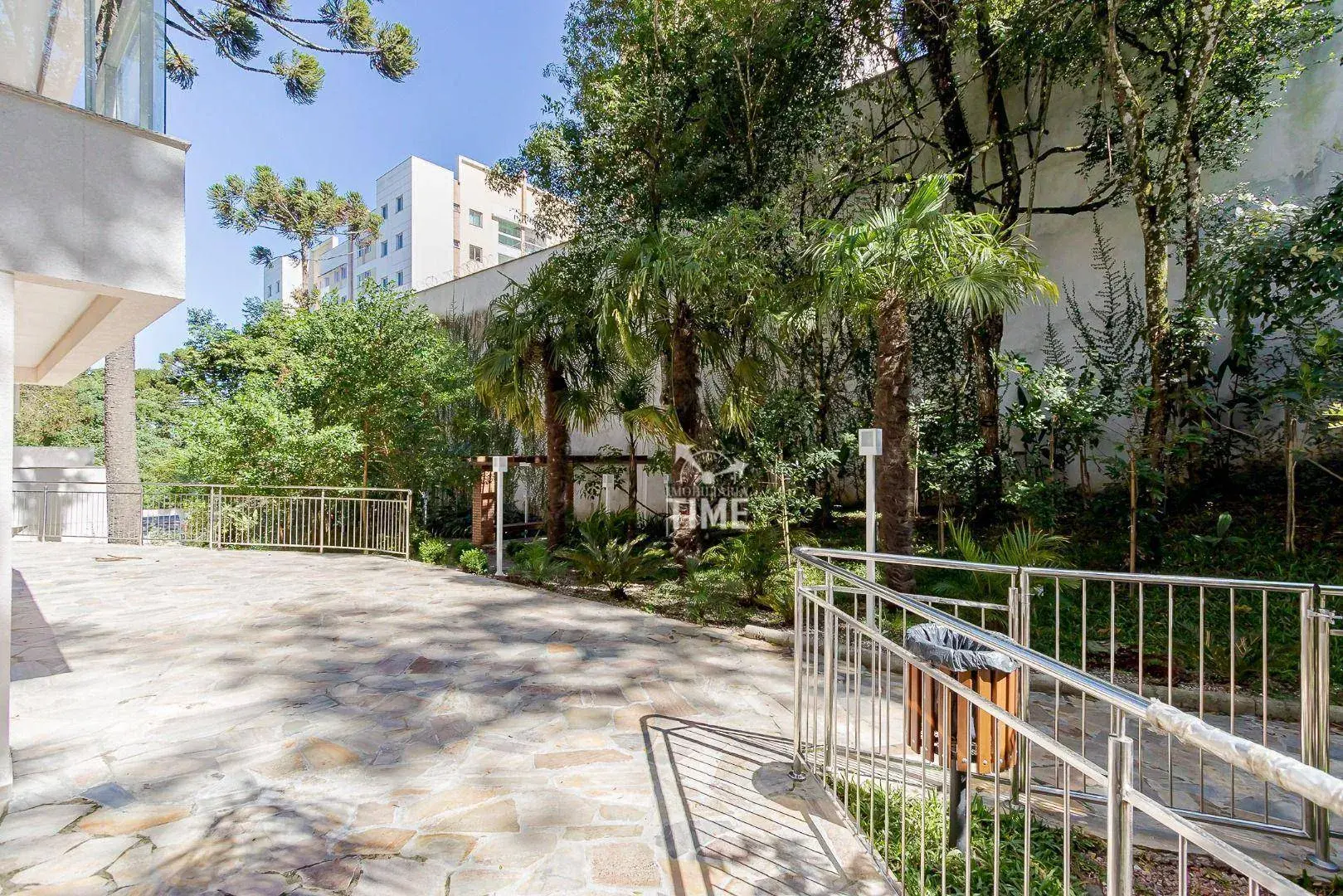 Balcony with a grill in a 3-bedroom apartment, 107 m² — photo 37