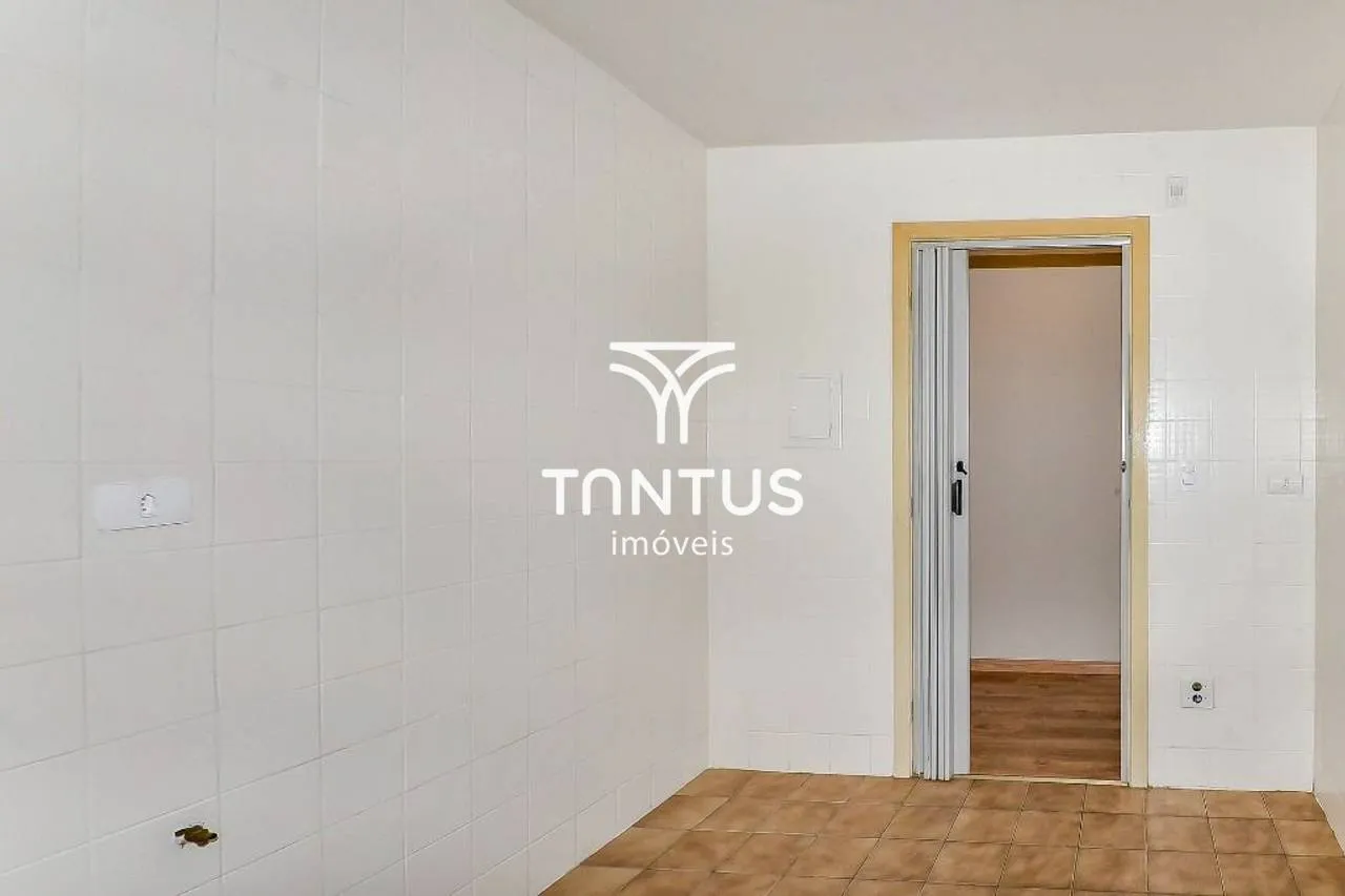 Wood or laminate floors in a 3-bedroom apartment, 80 m² — photo 17