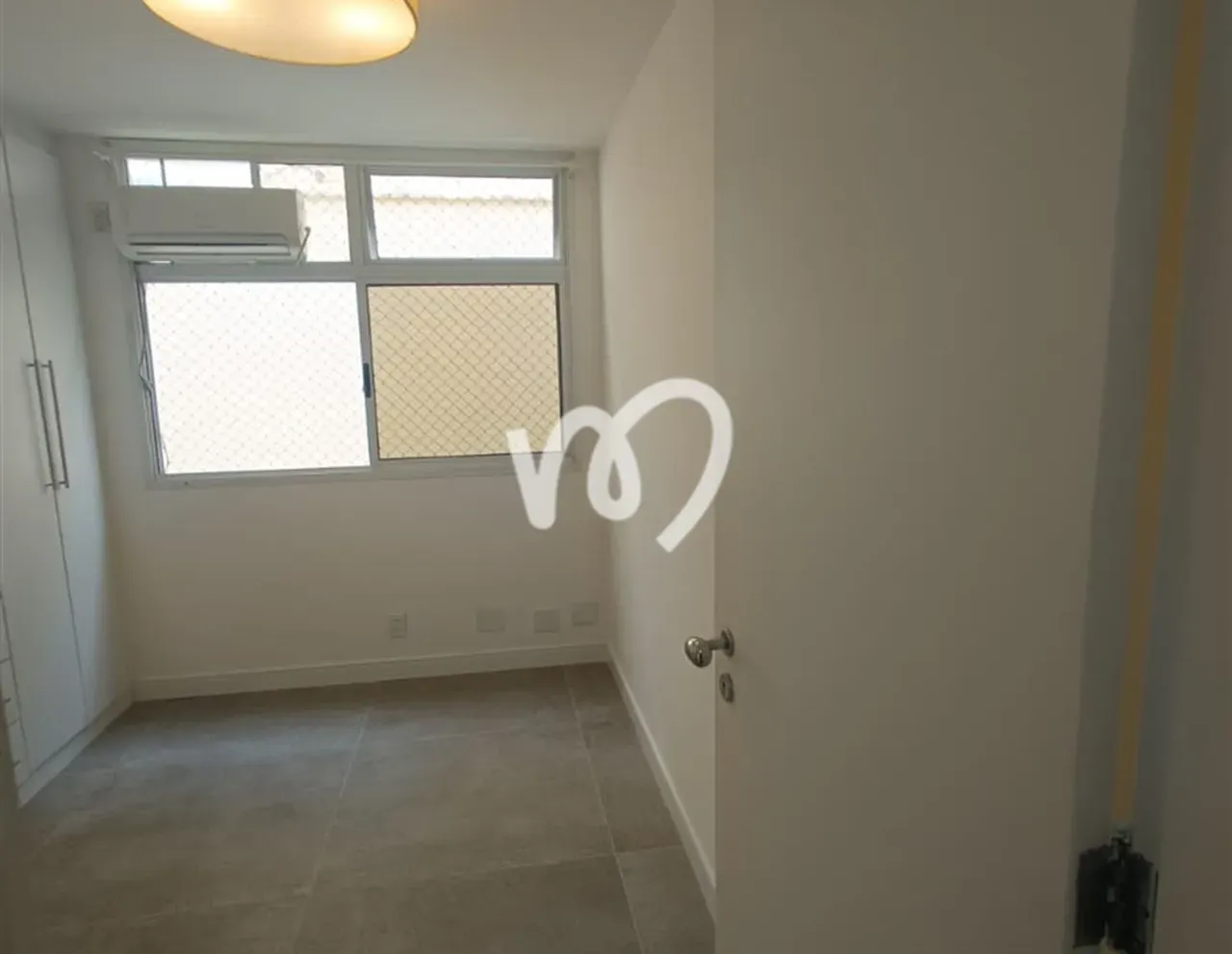 Walk-in closet in a 3-bedroom apartment, 101 m² — photo 16