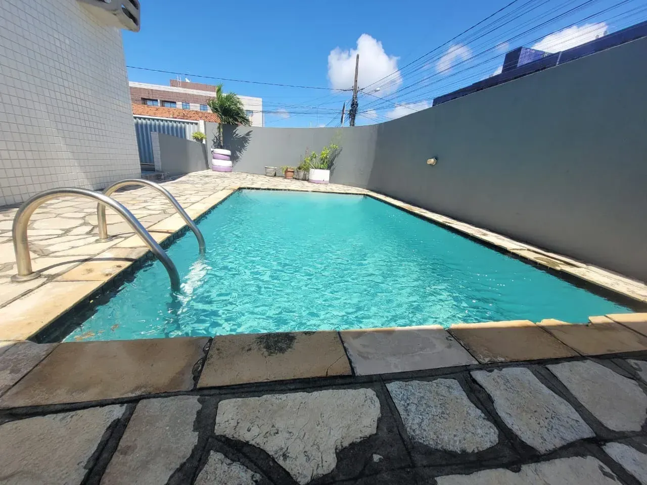 2-bedroom apartment with 1 en-suite and shared pool — photo 4