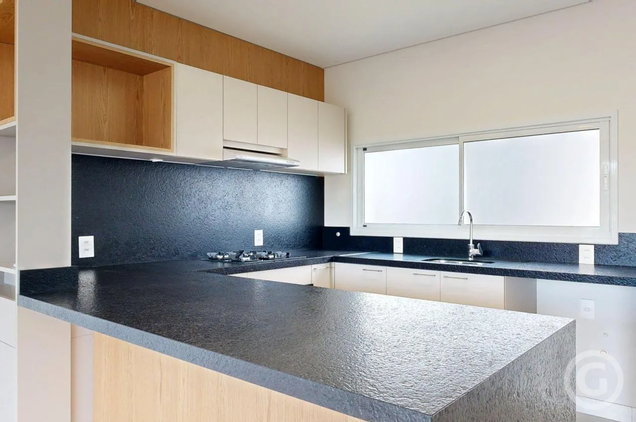 3 en-suite bedroom apartment with open gas kitchen
