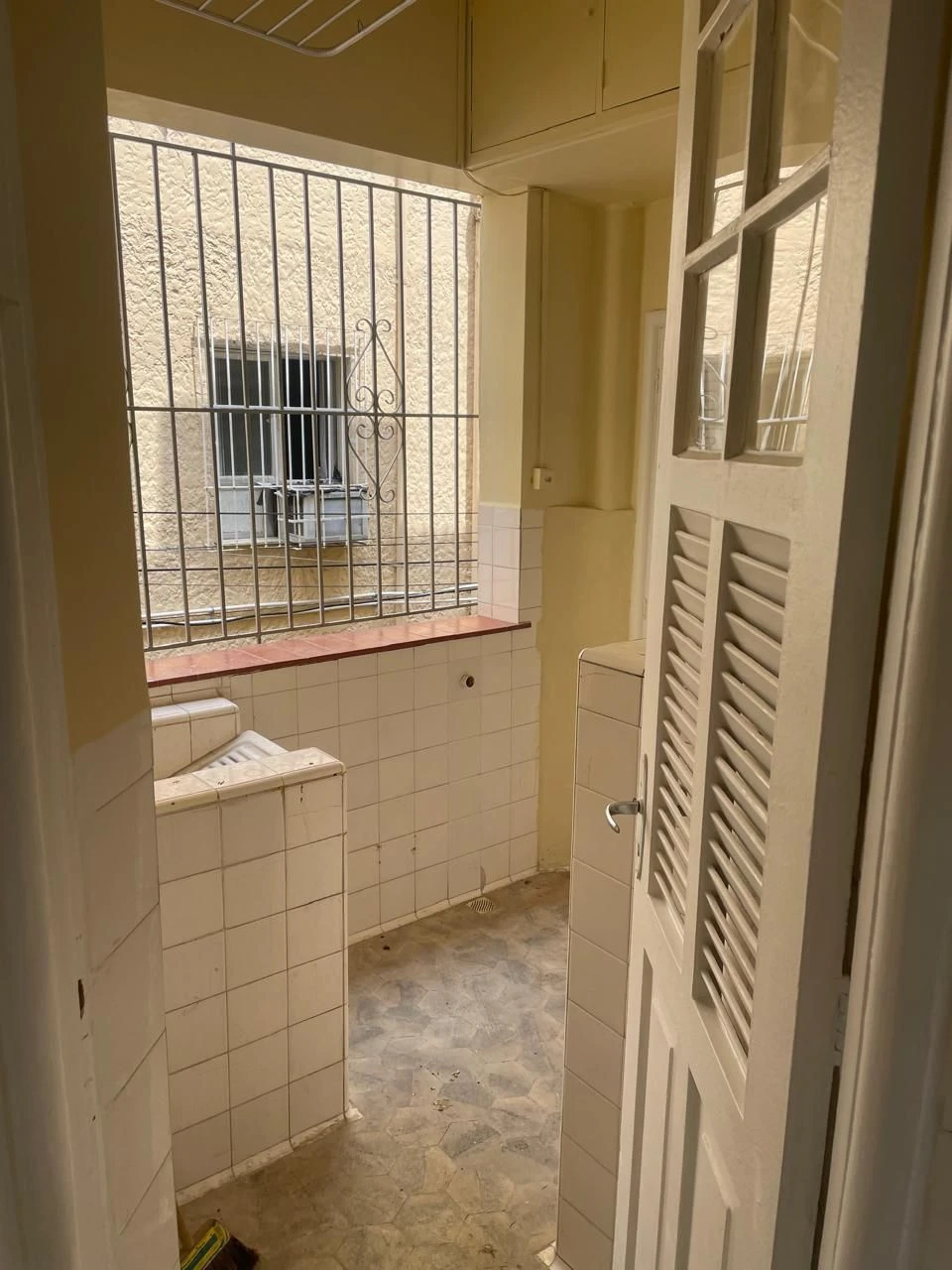 3-bedroom apartment with a separate, closed kitchen — photo 4
