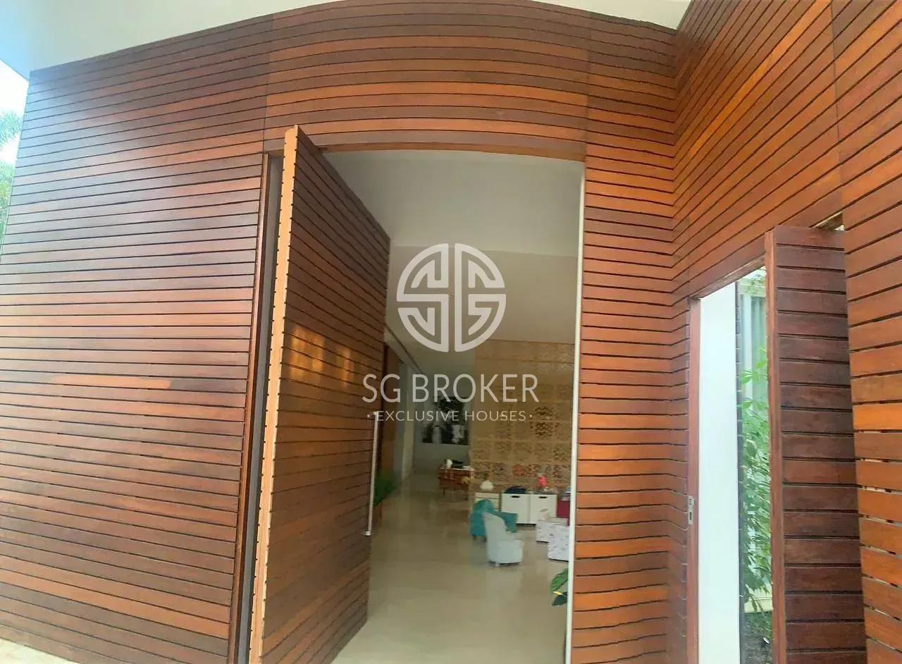 Furnished house, 800 m², with floor-to-ceiling windows — photo 33