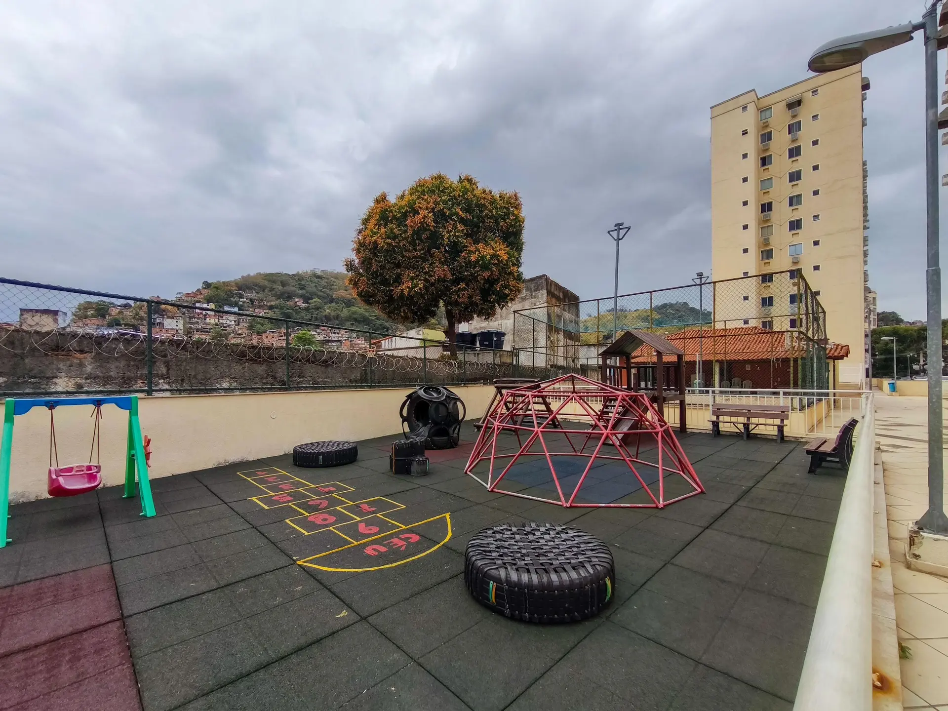 Apartamento de 2 quartos em condomínio com piscina — photo 12